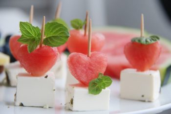 Melonen-Feta Spießen mit Minze als Fingerfood