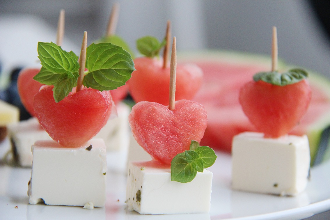 Melonen-Feta Spießen mit Minze als Fingerfood. Catering Brunch Frühstück Mittag Abendessen Abholung Lieferung liefern lassen abholen Meeting Firmen Unternehmen Feier Fest Party bestellen Lieferservice Bestellservice Frühstücksservice Brötchen Brote Stullen Schnitten Semmeln Schrippen Brotzeit Vesper Geburtstag