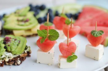 Melonen-Feta Spießen mit Minze als Fingerfood