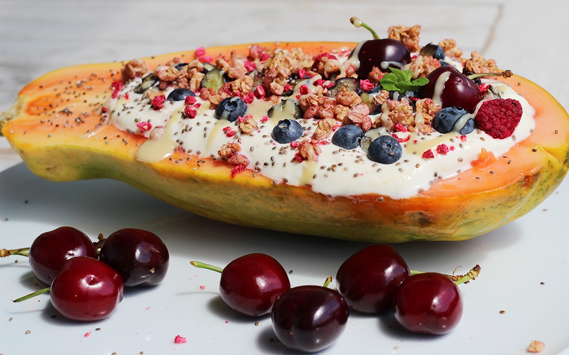 Papaya mit Quarkfüllung und fruchtigem Topping