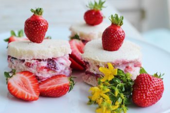 Quark-Joghurt Schnittchen mit Erdbeeren und Kirschen