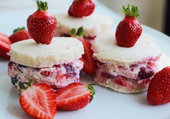 Quark-Joghurt Schnittchen mit Erdbeeren und Kirschen 