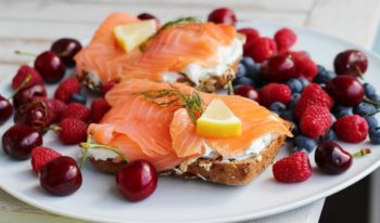 Selbstgemachte Dill-Frischkäse-Creme aufs Kürbiskernbrötchen