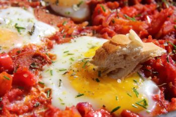 Shakshuka mit veganer Chorizo Bratwurst