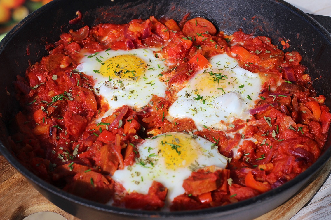 Shakshuka mit veganer Chorizo Bratwurst