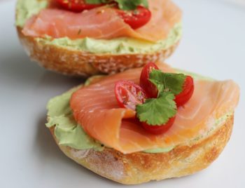 Weizenbrötchen mit Avocado Frischkäse Creme und geräuchertem Lachs 