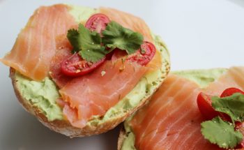 Weizenbrötchen mit Avocado Frischkäse Creme und geräuchertem Lachs