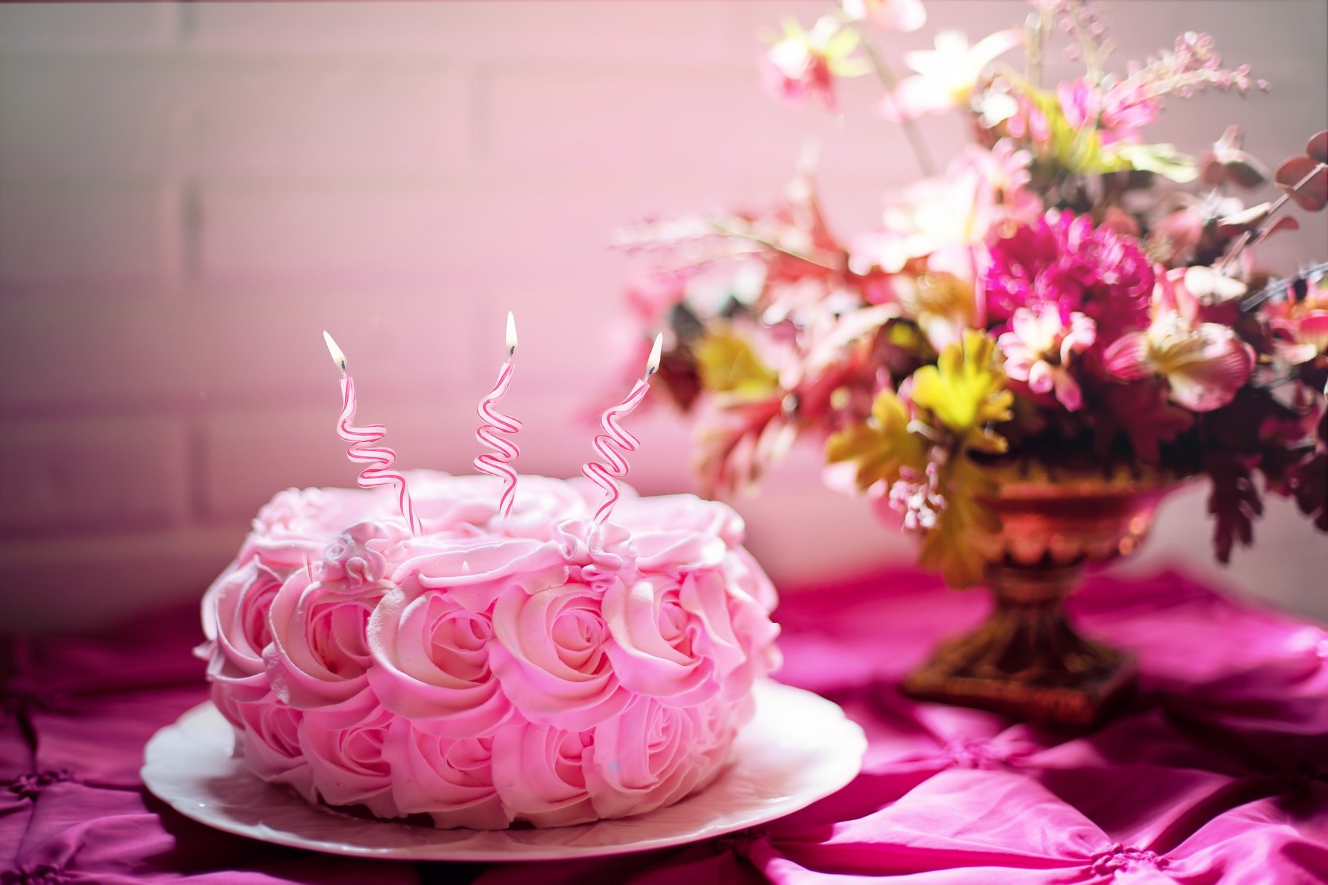 Geburtstagkuchen pinky mit Blumen