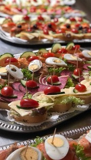Platten mit belegten Häppchen, Ei, Tomate und Salami
