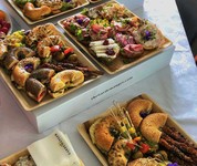 Fingerfood-Boxen mit Wraps, Croissants und Sandwiches