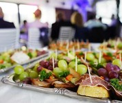 Buffet mit Obst und Snacks bei einer Veranstaltung