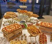 Buffet mit Mini-Gebäck und Häppchen in Holzkisten
