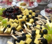 Käsespieße mit Oliven und Trauben