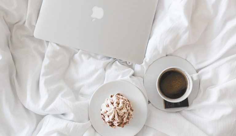 Frühstück im Bett mit Kaffee und Cupcake